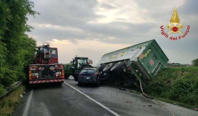 Scontro tra auto e trattore sulla Sp234 a Belgioioso: due giovani feriti, strada chiusa