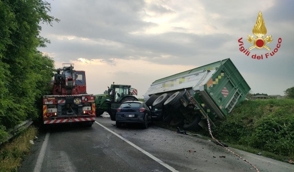 Scontro tra auto e trattore sulla Sp234 a Belgioioso: due giovani feriti, strada chiusa