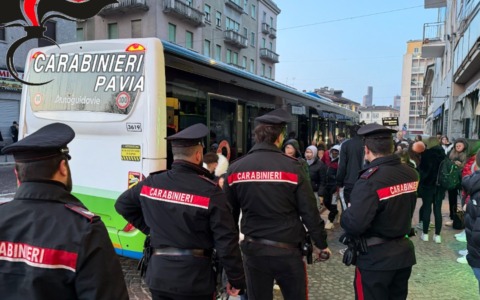 Con un manganello aggredisce l’autista di un autobus dopo un diverbio stradale