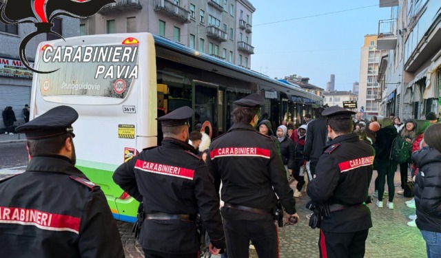 Con un manganello aggredisce l’autista di un autobus dopo un diverbio stradale