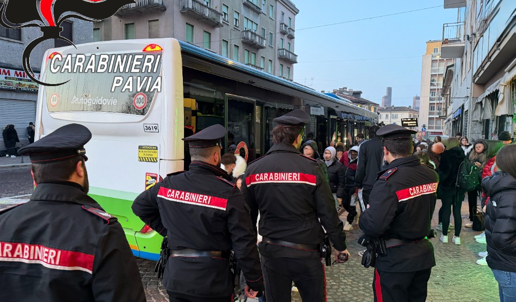 Con un manganello aggredisce l’autista di un autobus dopo un diverbio stradale