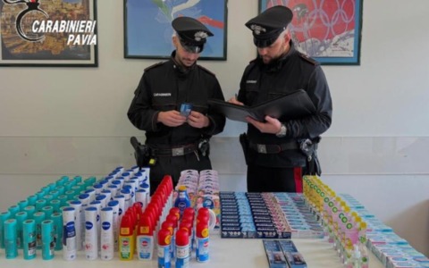 In auto due borsoni pieni di prodotti cosmetici e per l’igiene personale: tre denunciati a Gravellona Lomellina