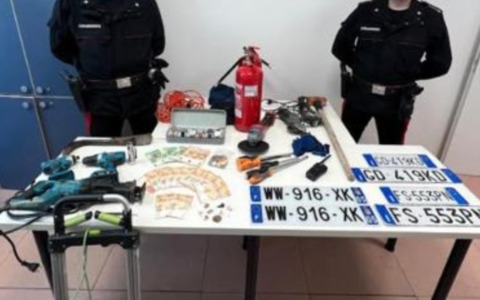 Forzano il posto di blocco, ma la folle fuga finisce nei campi con l’auto in panne