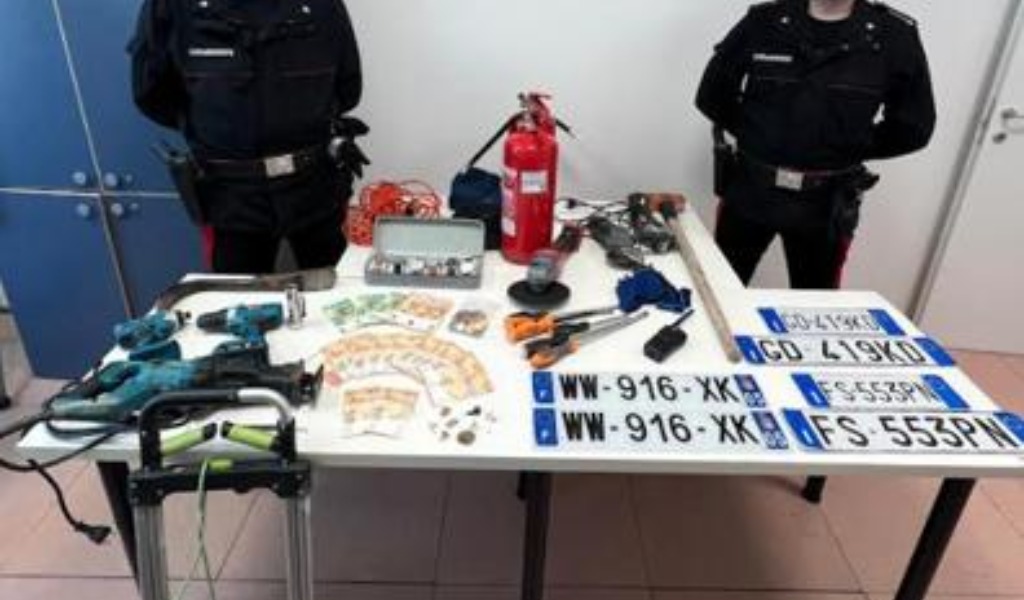 Forzano il posto di blocco, ma la folle fuga finisce nei campi con l’auto in panne
