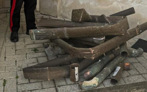 Rubano grondaie in rame dalla chiesa di Montecalvo Versiggia, ma la loro fuga dura pochissimo