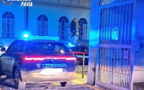 Lite familiare degenera: tenta di accoltellare la compagna ma viene fermato dal figlio