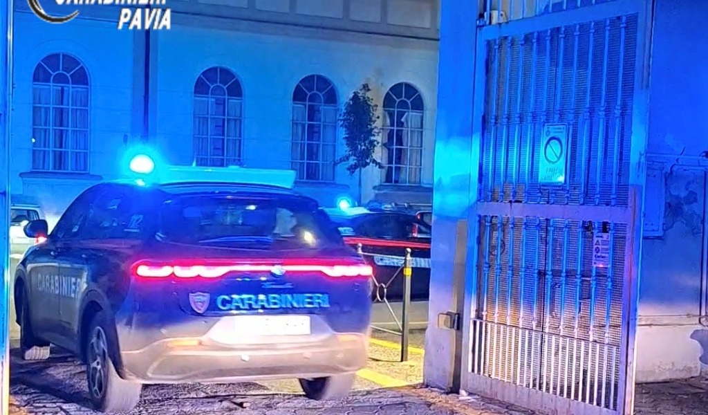 Lite familiare degenera: tenta di accoltellare la compagna ma viene fermato dal figlio