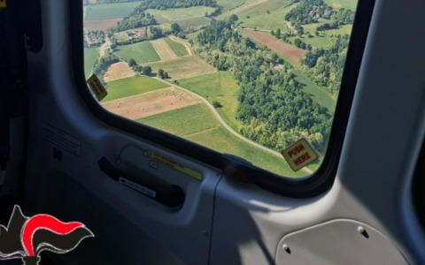 Elicottero dei Carabinieri in volo sull’Oltrepò Pavese contro discariche abusive, abusi edilizi e criminalità