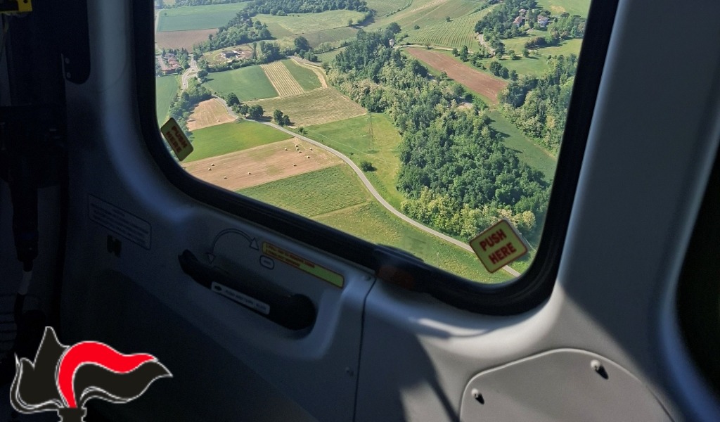 Elicottero dei Carabinieri in volo sull’Oltrepò Pavese contro discariche abusive, abusi edilizi e criminalità