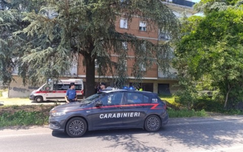Follia in condominio: aggredisce il vicino di casa alla testa e alla schiena con un’accetta