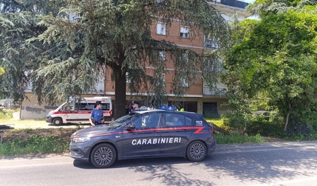 Follia in condominio: aggredisce il vicino di casa alla testa e alla schiena con un’accetta