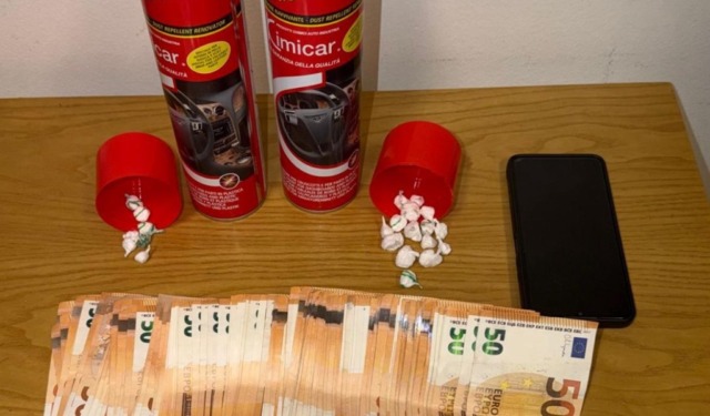 Cocaina nascosta nelle bombolette del “lucido per auto”: pusher arrestato a Pavia