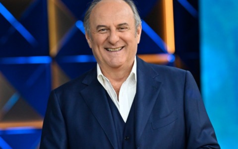 “Una televisione vicina alle persone”, a Gerry Scotti il Premio Internazionale Gerolamo Cardano 2026