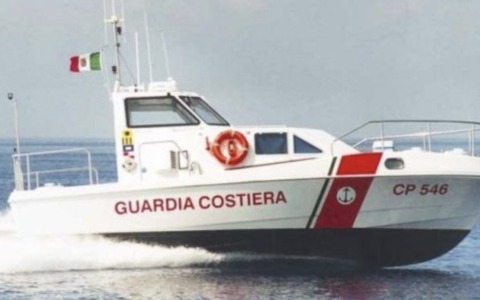 Si tuffa dal pedalò e non riemerge, 16enne di Pavia in condizioni disperate