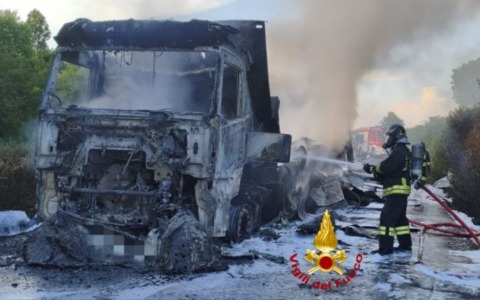 Autoarticolato in fiamme sulla SP191: intervento dei Vigili del Fuoco a Corteolona