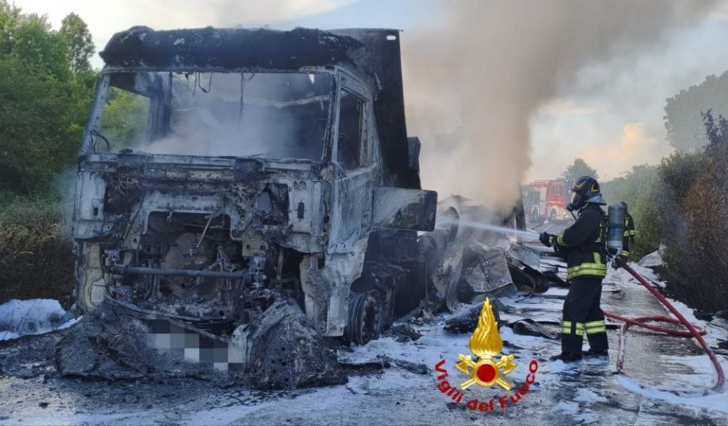 Autoarticolato in fiamme sulla SP191: intervento dei Vigili del Fuoco a Corteolona