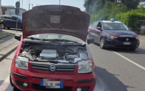 Auto in fiamme a Mortara: decisivo l’intervento dei Carabinieri