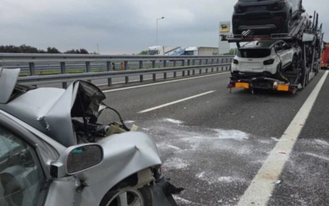 Tragedia sulla A21: scontro fatale tra auto e bisarca, muore un 69enne