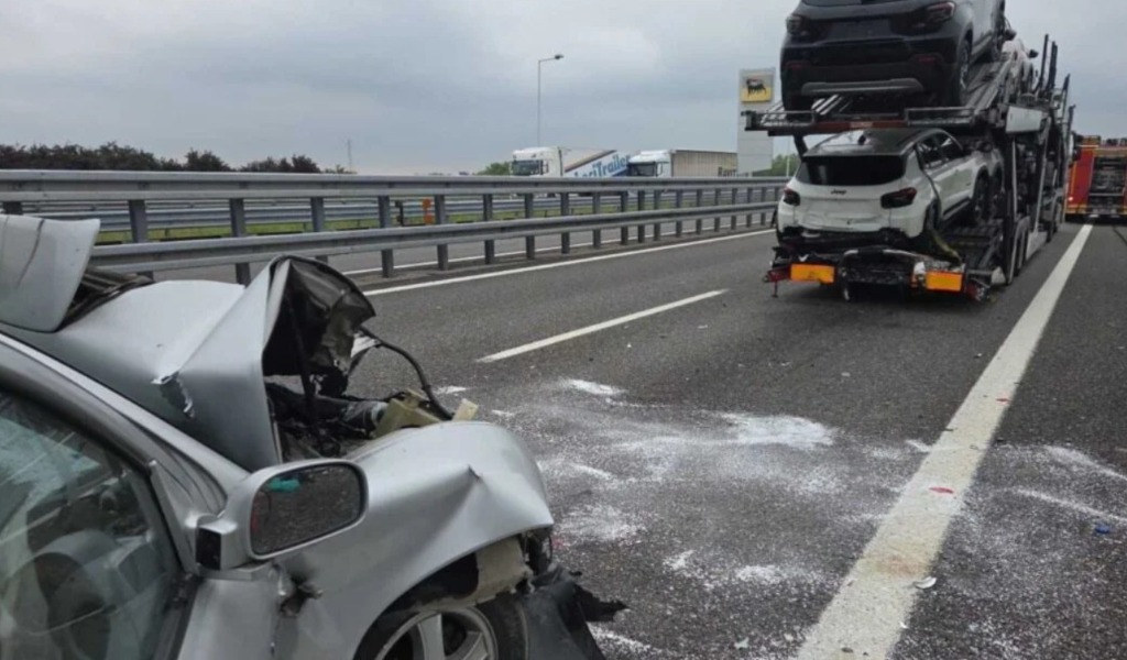 Tragedia sulla A21: scontro fatale tra auto e bisarca, muore un 69enne