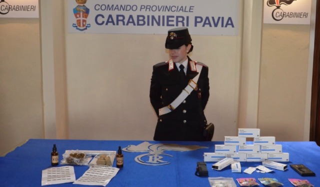 Due giovani in stato di agitazione aggrediscono i Carabinieri: in casa droga e farmaci proibiti