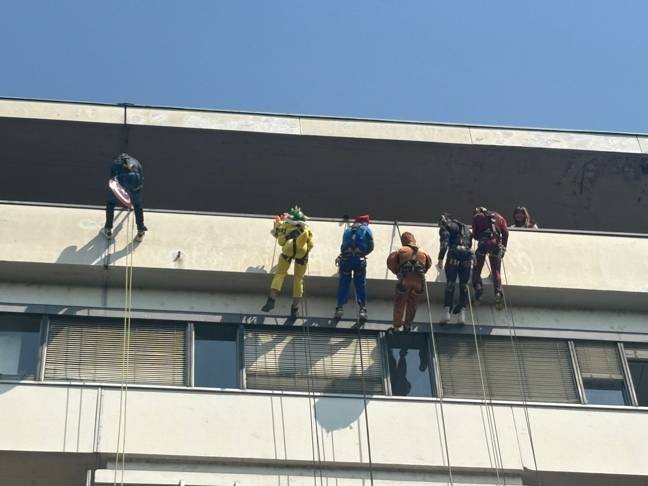 Spiderman e i supereroi si”calano” dal tetto: al San Matteo mattinata speciale per i pazienti della Pediatria