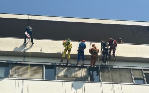 Spiderman e i supereroi si”calano” dal tetto: al San Matteo mattinata speciale per i pazienti della Pediatria
