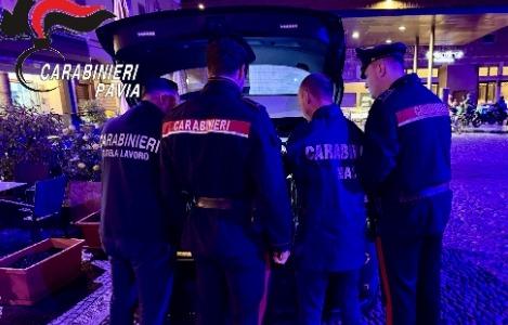 Carabinieri stringono i controlli nel centro di Pavia: sanzioni ai locali e patenti ritirate