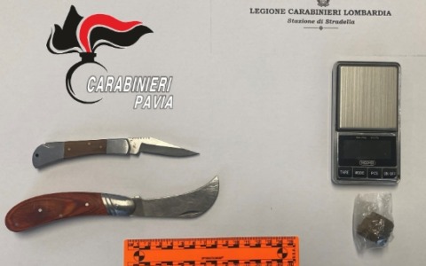 Lite tra giovani in strada: diciannovenne trovato con coltelli e hashish