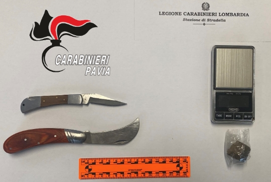 Lite tra giovani in strada: diciannovenne trovato con coltelli e hashish