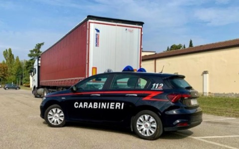 Operaio minaccia di darsi fuoco davanti alla logistica: salvato dal negoziatore dell’Arma