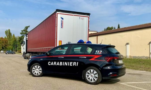 Operaio minaccia di darsi fuoco davanti alla logistica: salvato dal negoziatore dell’Arma