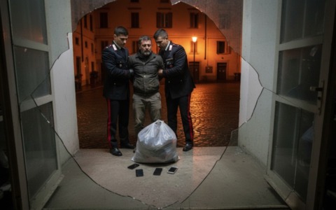 Furto notturno in Piazza Castello: sorpreso nella cantina col sacco pieno, arrestato 45enne