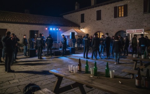 Festa abusiva in cascina nel Parco del Ticino con 80 partecipanti: “E’ solo un compleanno”