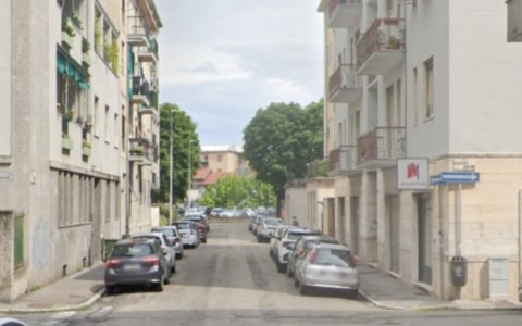 Incidente nella notte a Vigevano: sei persone coinvolte in via Marconi