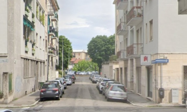 Incidente nella notte a Vigevano: sei persone coinvolte in via Marconi