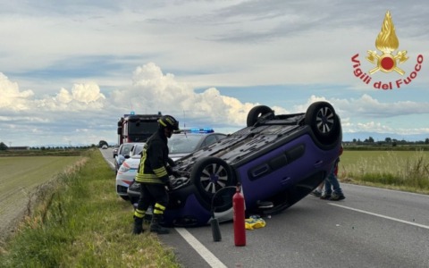 Auto si ribalta sulla provinciale: ferita una 39enne, trasferita in ospedale in elisoccorso