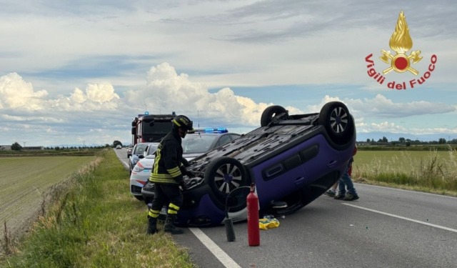 Auto si ribalta sulla provinciale: ferita una 39enne, trasferita in ospedale in elisoccorso