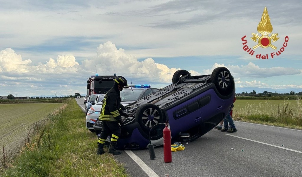 Auto si ribalta sulla provinciale: ferita una 39enne, trasferita in ospedale in elisoccorso