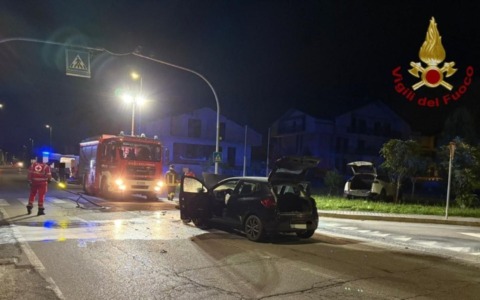 Incidente nella notte a Voghera: nello scontro tra due auto scatta anche un principio di incendio