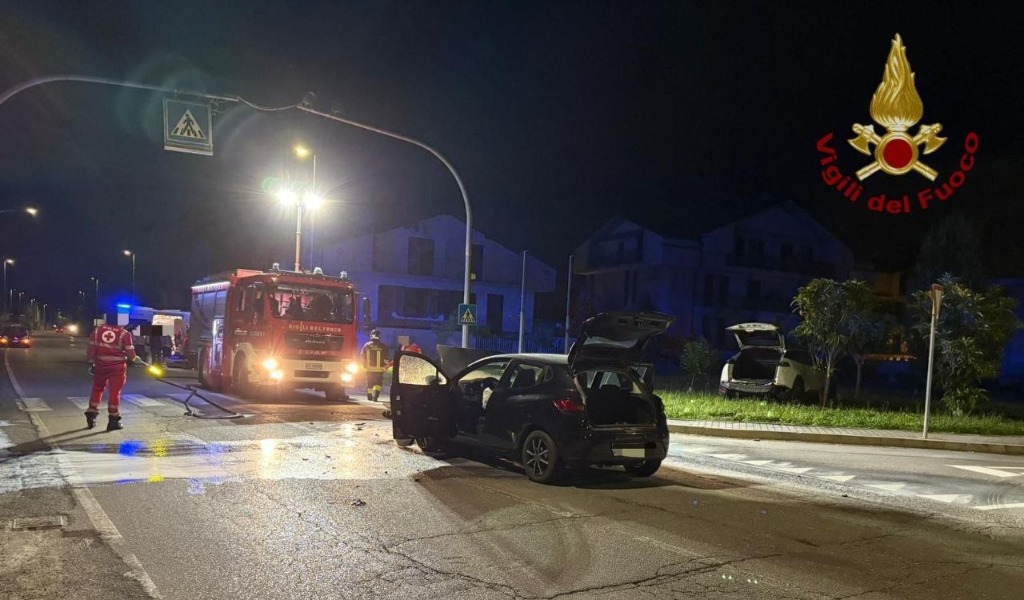 Incidente nella notte a Voghera: nello scontro tra due auto scatta anche un principio di incendio