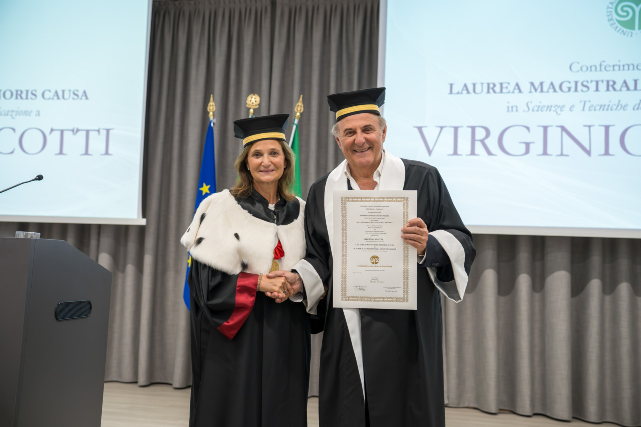 Gerry Scotti riceve la laurea honoris causa all’Insubria: “Da cinquant’anni comunico, ergo sum”