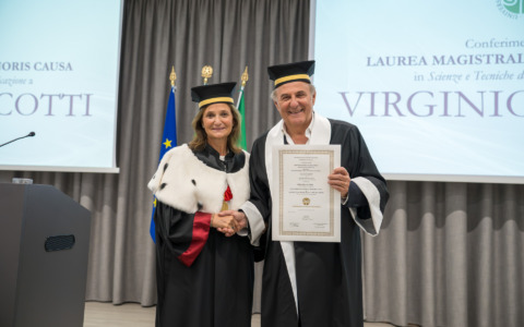 Gerry Scotti riceve la laurea honoris causa all’Insubria: “Da cinquant’anni comunico, ergo sum”
