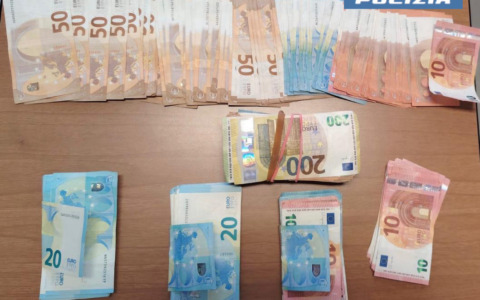 Arrestato 40enne in flagranza: in casa 800 grammi di hashish e oltre 13mila euro in contanti