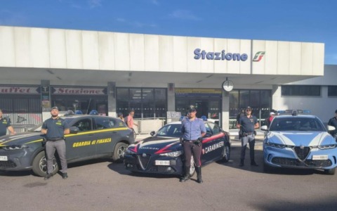 Maxi controllo interforze a Vigevano: 168 identificati, scoperte patenti false, lavoro nero e droga nei tombini