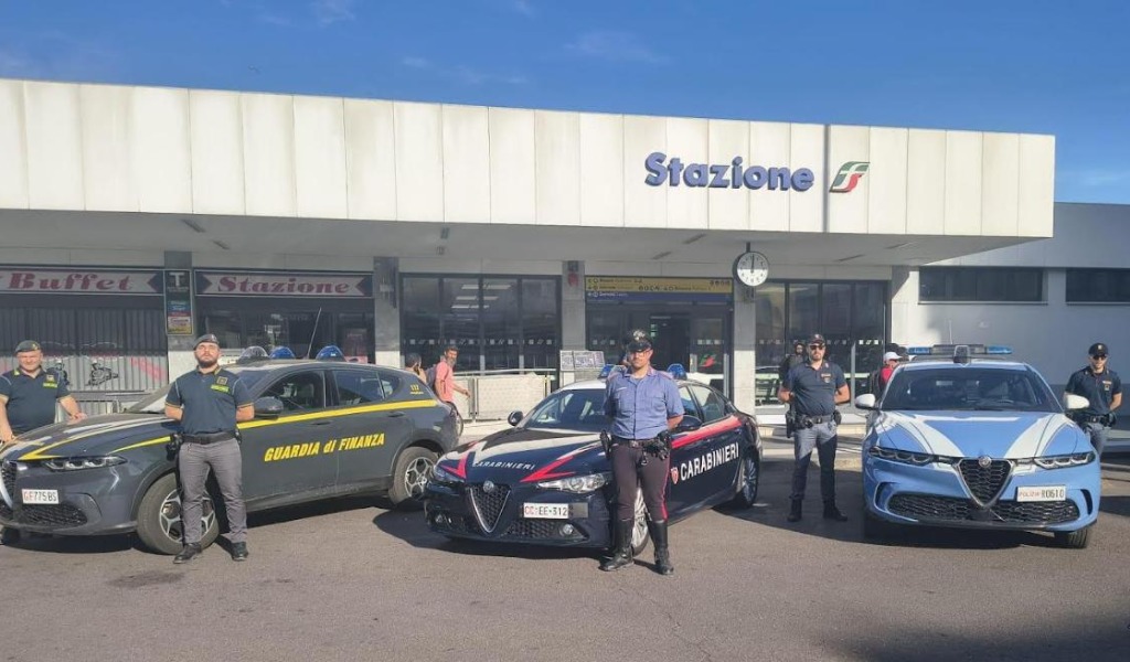 Maxi controllo interforze a Vigevano: 168 identificati, scoperte patenti false, lavoro nero e droga nei tombini