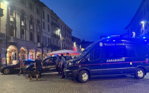 Controlli straordinari nel centro storico di Pavia: quattro giovani segnalati e sanzioni per un bar di Belgioioso