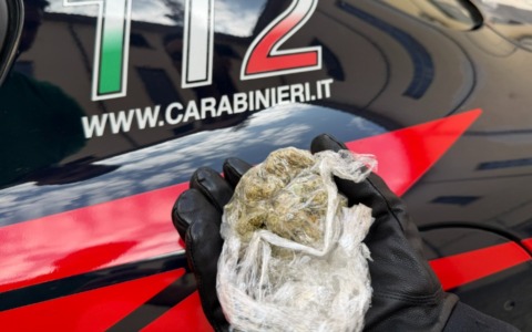 Litiga con la compagna e lascia l’abitazione: trovato con marijuana, scatta la denuncia