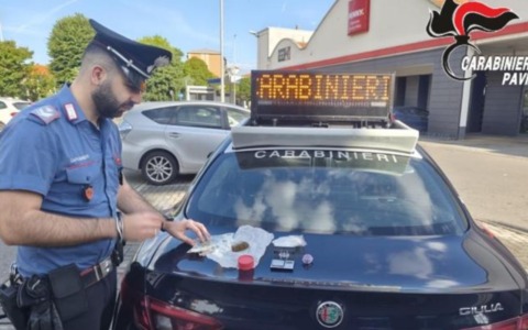 Il “fiuto” dei Carabinieri incastra una 18enne sorpresa a spacciare nel parcheggio del supermercato