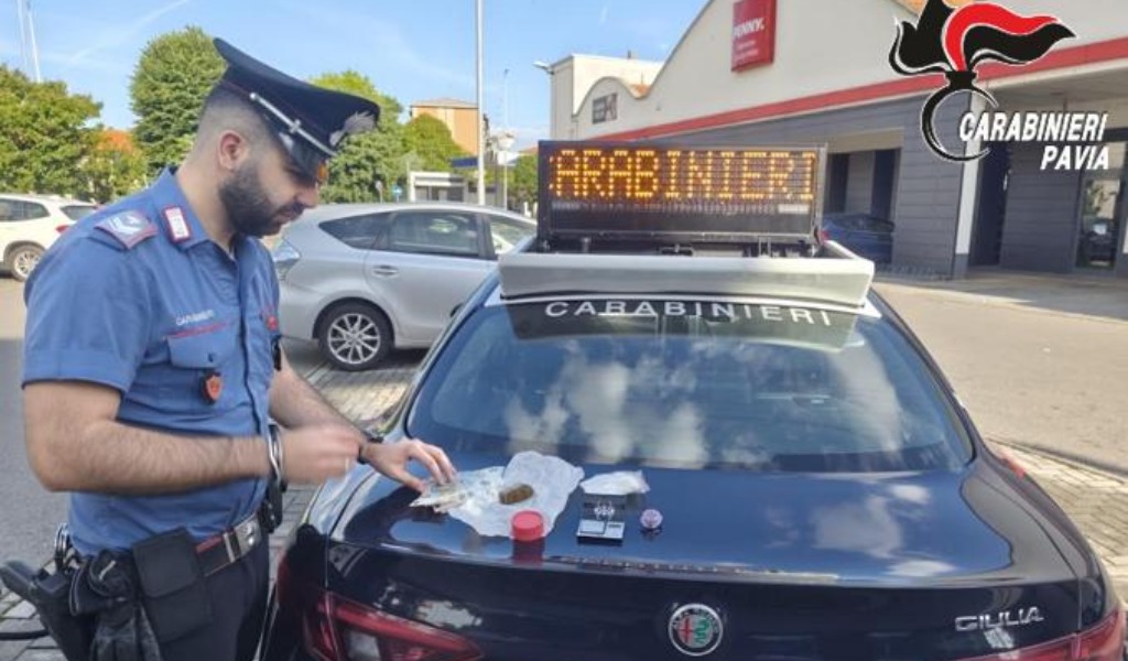 Il “fiuto” dei Carabinieri incastra una 18enne sorpresa a spacciare nel parcheggio del supermercato