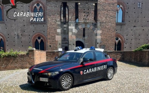Serata al fast-food munito di manganello telescopico: nei guai un 24enne a Landriano